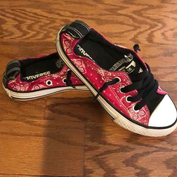 girls converse shoreline
